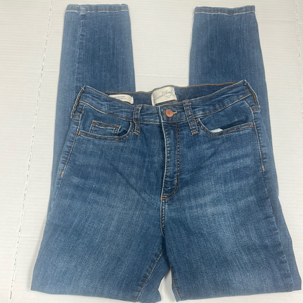 Universal Thread Light Wash Jeans